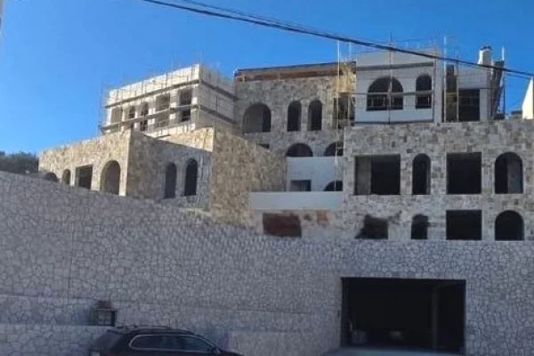 Shtepi ne shitje Apartament ne Vlore, 1+1, Mobilimi Bosh, pa mobiluar, Pagesa 345,000  Euro.