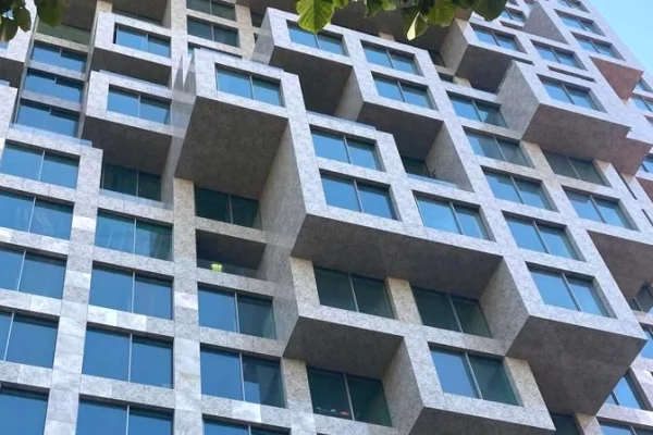 🏢 JEPET ME QIRA AMBIENT BIZNESI – DOWNTOWN ONE