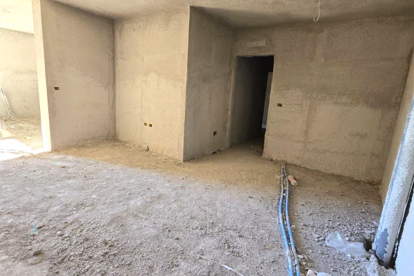 Shtepi ne shitje Apartament ne Lezhe, 2+1, Mobilimi Bosh, pa mobiluar, Pagesa 105,000  Euro.