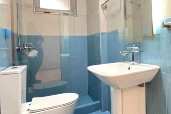 Shtepi me qera Apartament ne Tirane, 2+1, Mobilimi E mobiluar, Pagesa 75,000  Leke.
