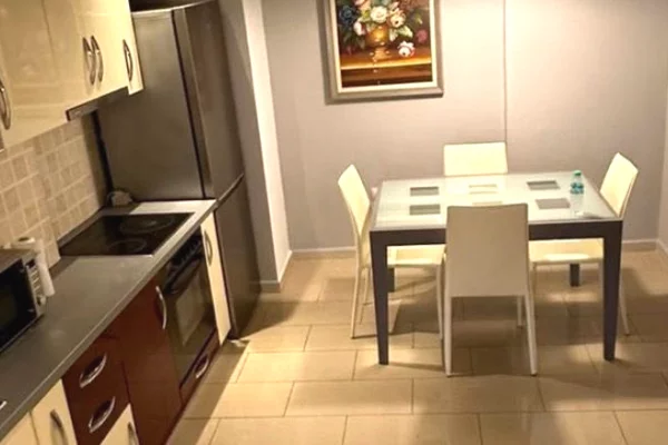 Shtepi me qera Apartament ne Tirane, 2+1, Mobilimi E mobiluar, Pagesa 75,000  Leke.