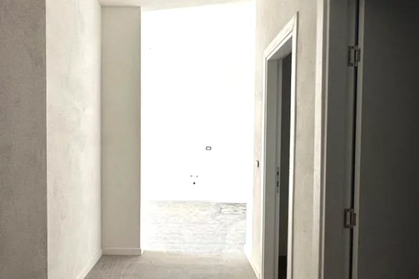 Casa in vendita Appartamento a Tirana, 2+1, Ambiente Vuoto, Pagamento 195,000  Euro.