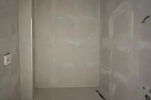 Casa in vendita Appartamento a Tirana, 2+1, Ambiente Vuoto, Pagamento 195,000  Euro.