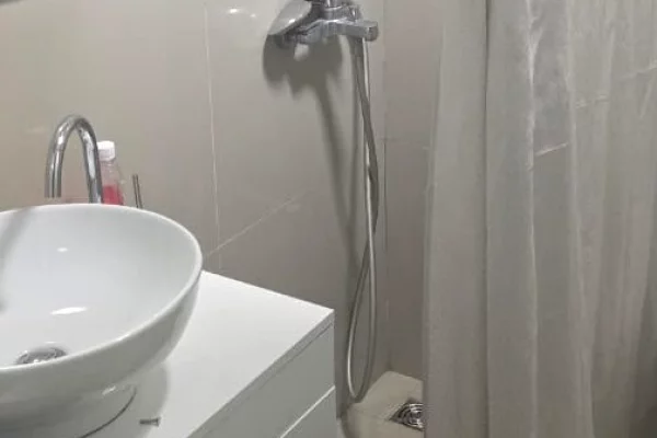 Shtepi me qera Apartament ne Tirane, 1+1, Mobilimi E mobiluar, Pagesa 50,000  Leke.