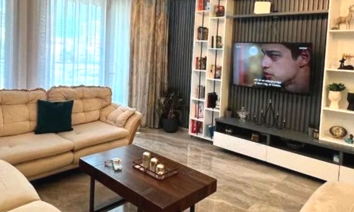 Shtepi ne shitje Apartament ne Tirane, 2+1, Mobilimi E mobiluar, Pagesa 300,000  Euro.