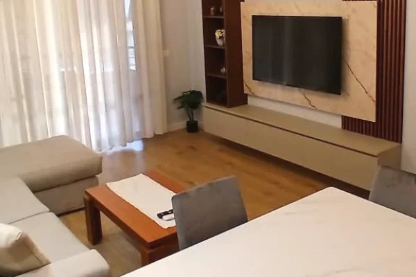 Shtepi me qera Apartament ne Tirane, 2+1, Mobilimi E mobiluar, Pagesa 85,000  Leke.