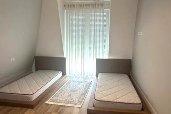 Shtepi me qera Apartament ne Tirane, 2+1, Mobilimi E mobiluar, Pagesa 1,800  Euro.