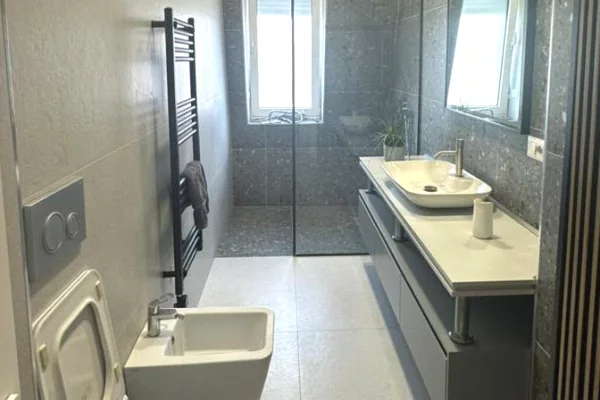 Shtepi me qera Apartament ne Tirane, 2+1, Mobilimi E mobiluar, Pagesa 1,800  Euro.