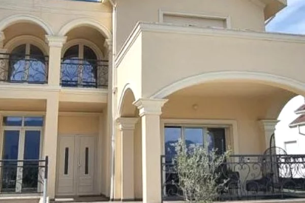 🏡 JEPET ME QIRA – VILË LUKSOZE NË TEG ✨