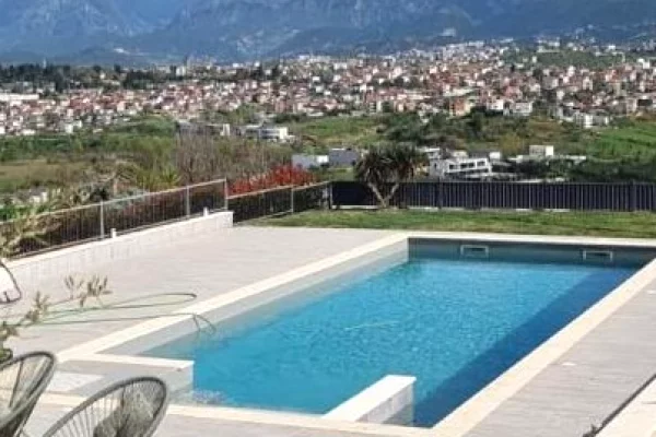 Shtepi me qera Vila Luksoze ne Tirane, 5+1, Mobilimi E mobiluar, Pagesa 4,000  Euro.