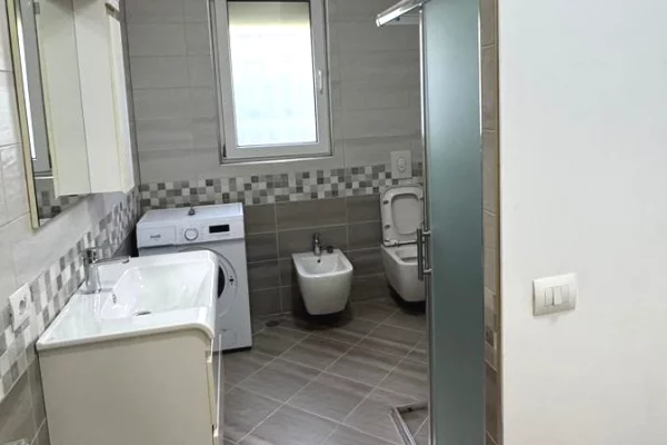 Shtepi me qera Apartament ne Tirane, 2+1, Mobilimi E mobiluar, Pagesa 60,000  Leke.