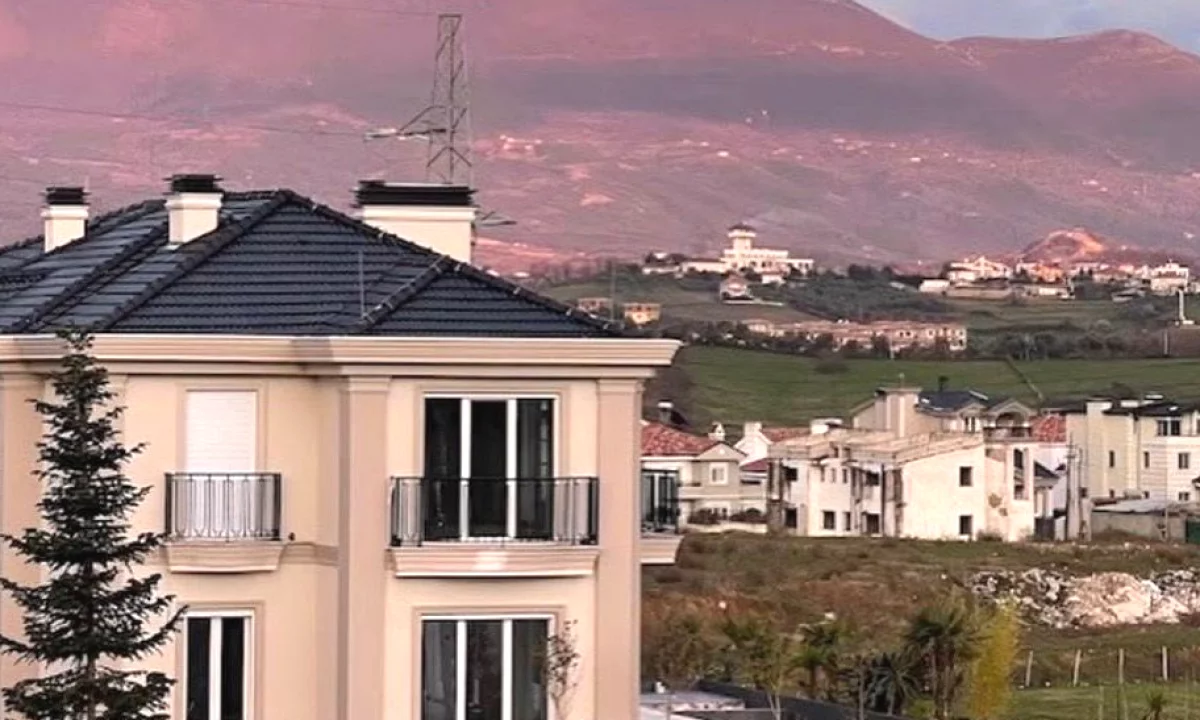 Shtepi ne shitje Vila Luksoze ne Tirane, 7+1, Mobilimi Bosh, pa mobiluar, Pagesa 270,000,000  Leke.