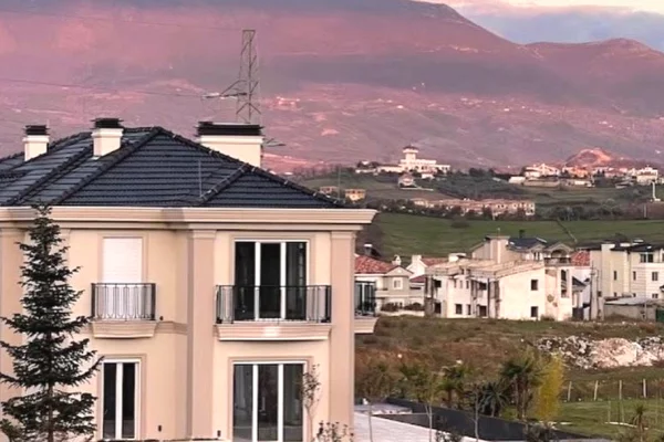 Shtepi ne shitje 7+1 ne Tirane - 270,000,000 Leke