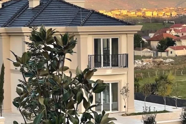 Shtepi ne shitje Vila Luksoze ne Tirane, 7+1, Mobilimi Bosh, pa mobiluar, Pagesa 270,000,000  Leke.