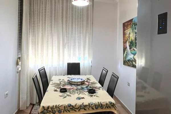 Shtepi me qera Apartament ne Tirane, 2+1, Mobilimi E mobiluar, Pagesa 85,000  Leke.