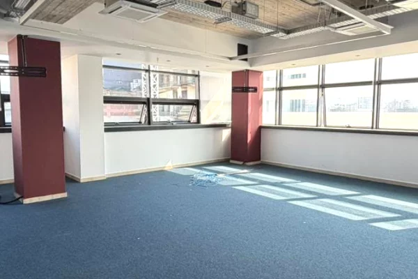 Ambiente Commerciale in Affitto 3+1 a Tirana - 23,000 Euro
