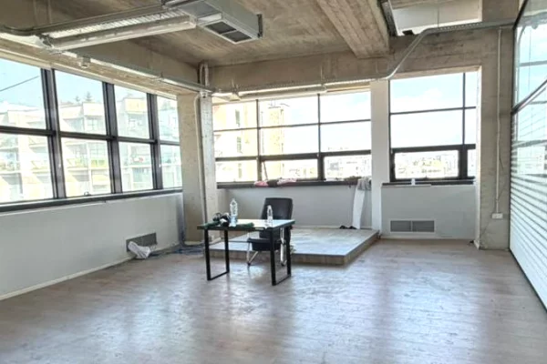 Ambiente Commerciale in Affitto 3+1 a Tirana - 25,000 Euro