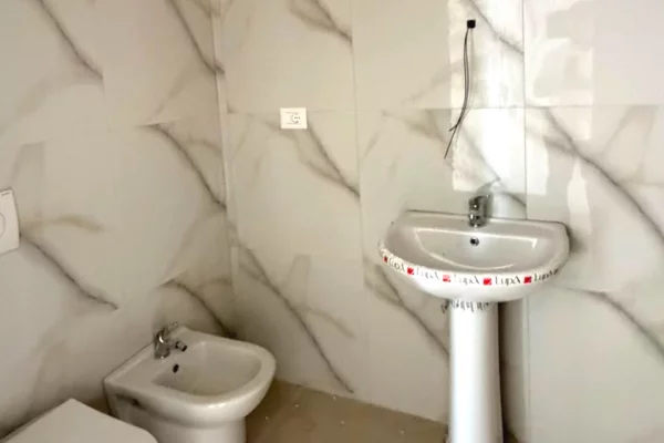 Shtepi ne shitje Apartament ne Tirane, 2+1, Mobilimi Bosh, pa mobiluar, Pagesa 167,000  Euro.