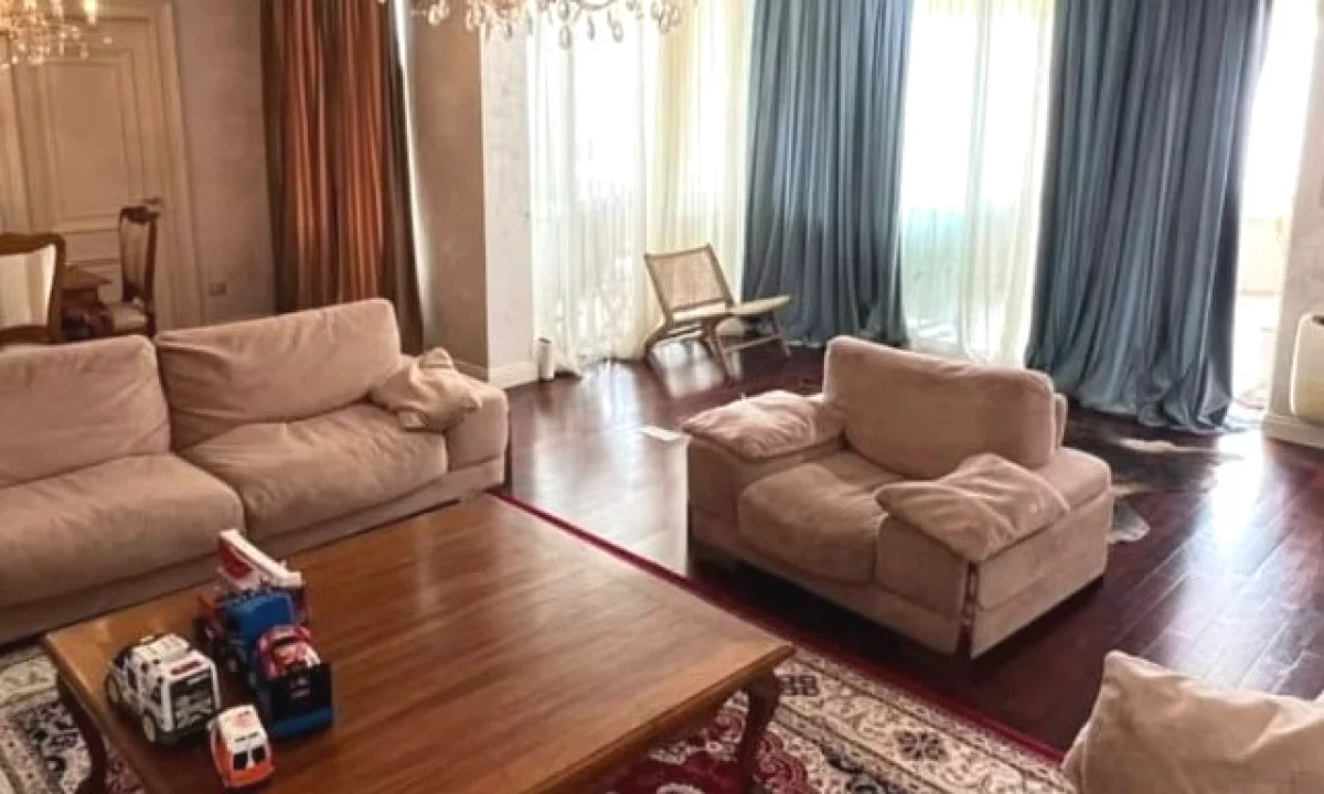 Shtepi ne shitje Apartament ne Tirane, 3+1, Mobilimi E mobiluar, Pagesa 630,000  Euro.