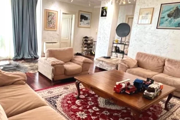 Shtepi ne shitje Apartament ne Tirane, 3+1, Mobilimi E mobiluar, Pagesa 630,000  Euro.