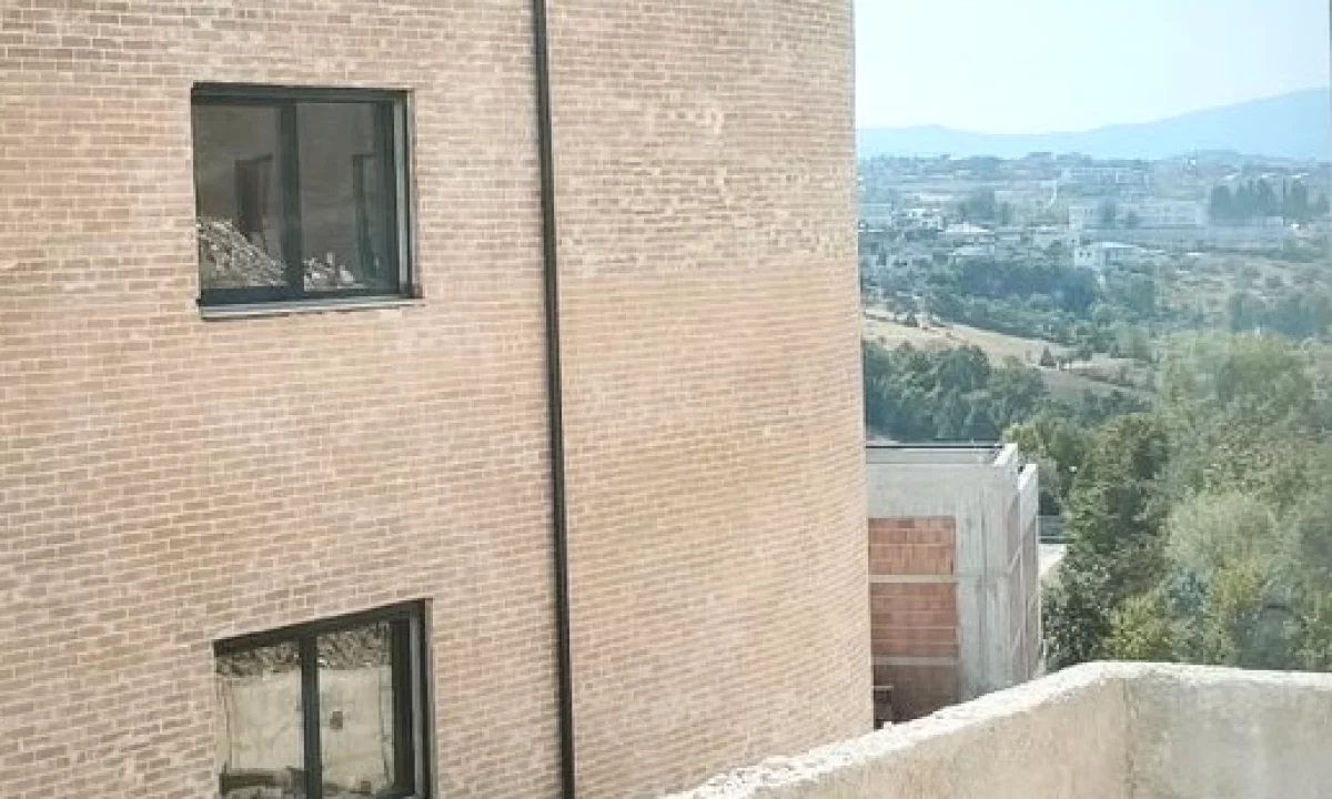Shtepi ne shitje Duplex(shtepi me 2 kate) ne Tirane, 2+1, Mobilimi Bosh, pa mobiluar, Pagesa 260,000  Euro.
