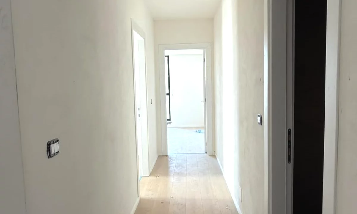 Shtepi ne shitje Apartament ne Tirane, 1+1, Mobilimi Bosh, pa mobiluar, Pagesa 130,000  Euro.