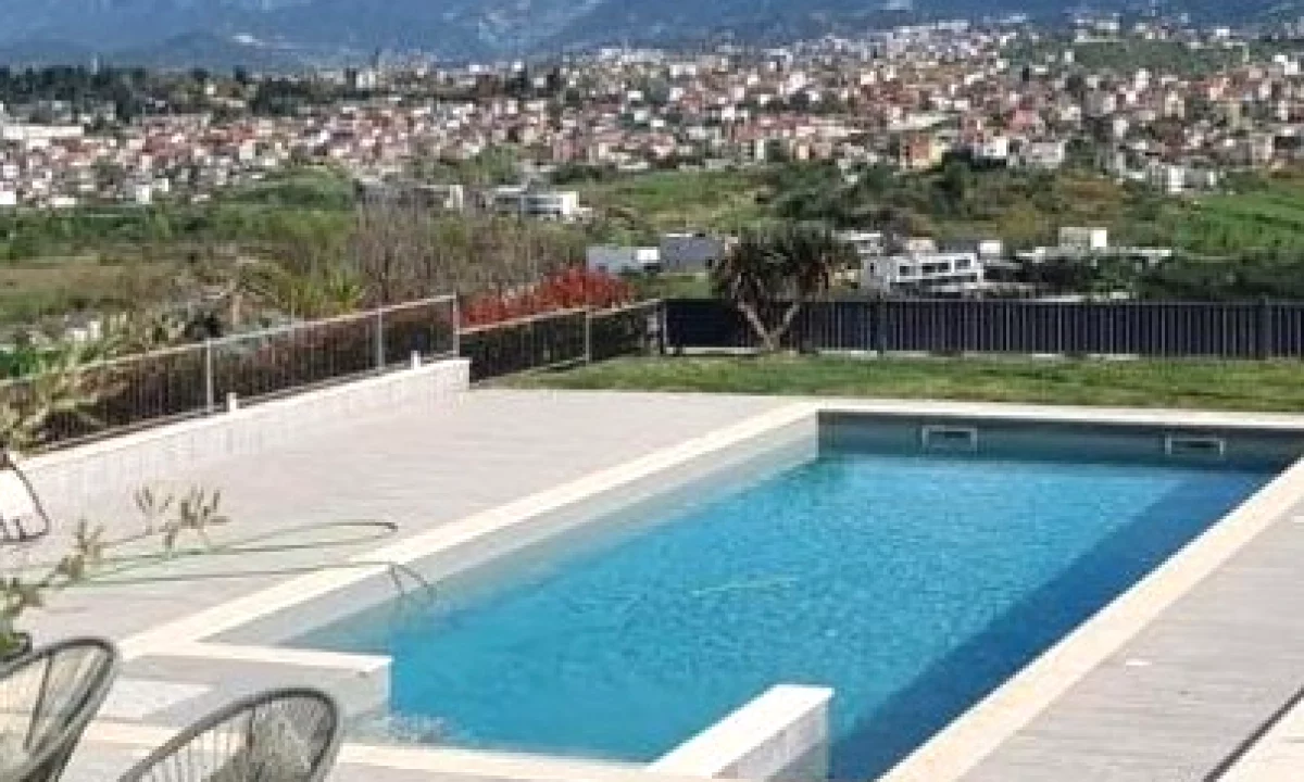 Shtepi me qera Shtepi Private ne Tirane, 5+1, Mobilimi E mobiluar, Pagesa 4,000  Euro.