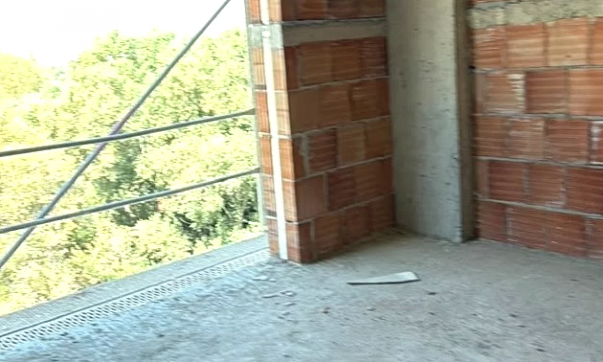 Shtepi ne shitje Apartament ne Tirane, 1+1, Mobilimi Bosh, pa mobiluar, Pagesa 103,000  Euro.