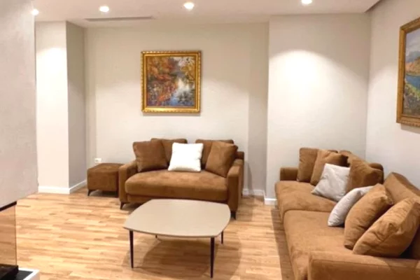 Shtepi me qera Apartament ne Tirane, 3+1, Mobilimi E mobiluar, Pagesa 250,000  Leke.