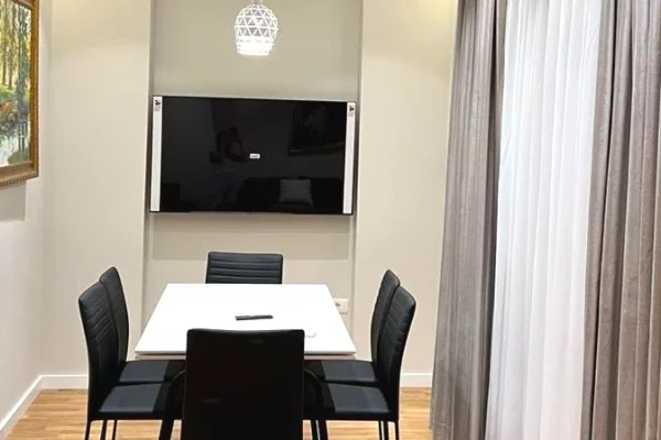 Shtepi me qera Apartament ne Tirane, 3+1, Mobilimi E mobiluar, Pagesa 250,000  Leke.