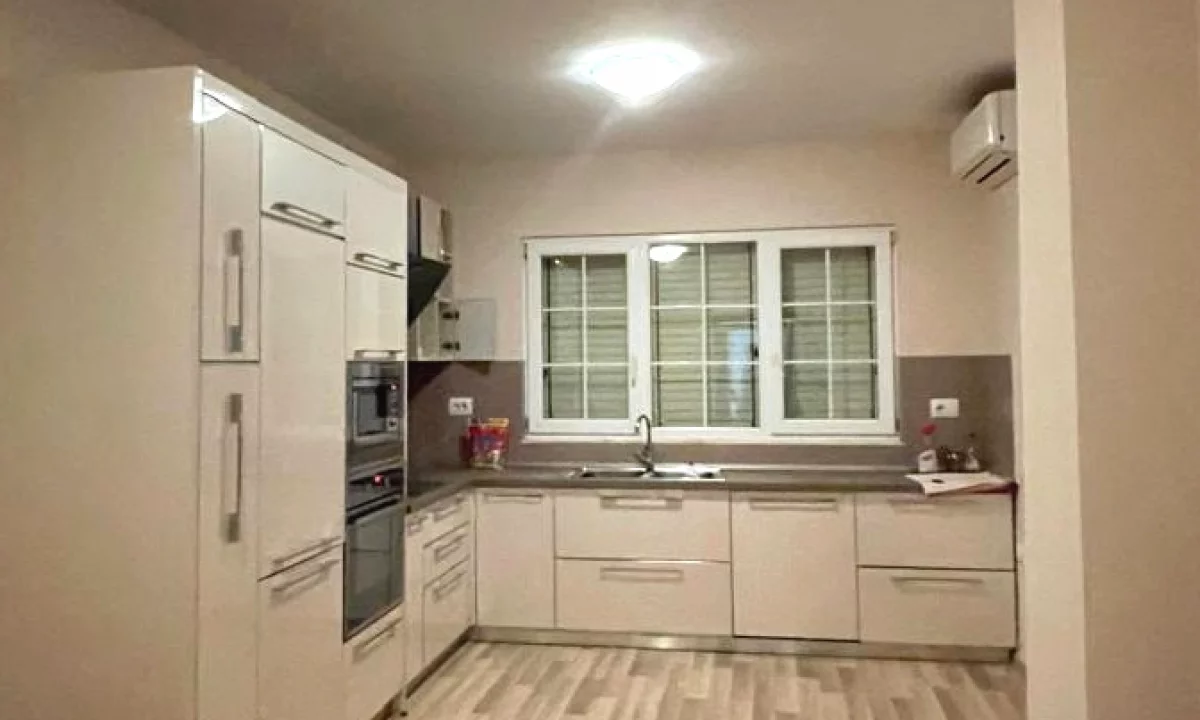 Shtepi ne shitje Vila Luksoze ne Tirane, 6+1, Mobilimi Pjeserisht e mobiluar, Pagesa 850,000  Euro.