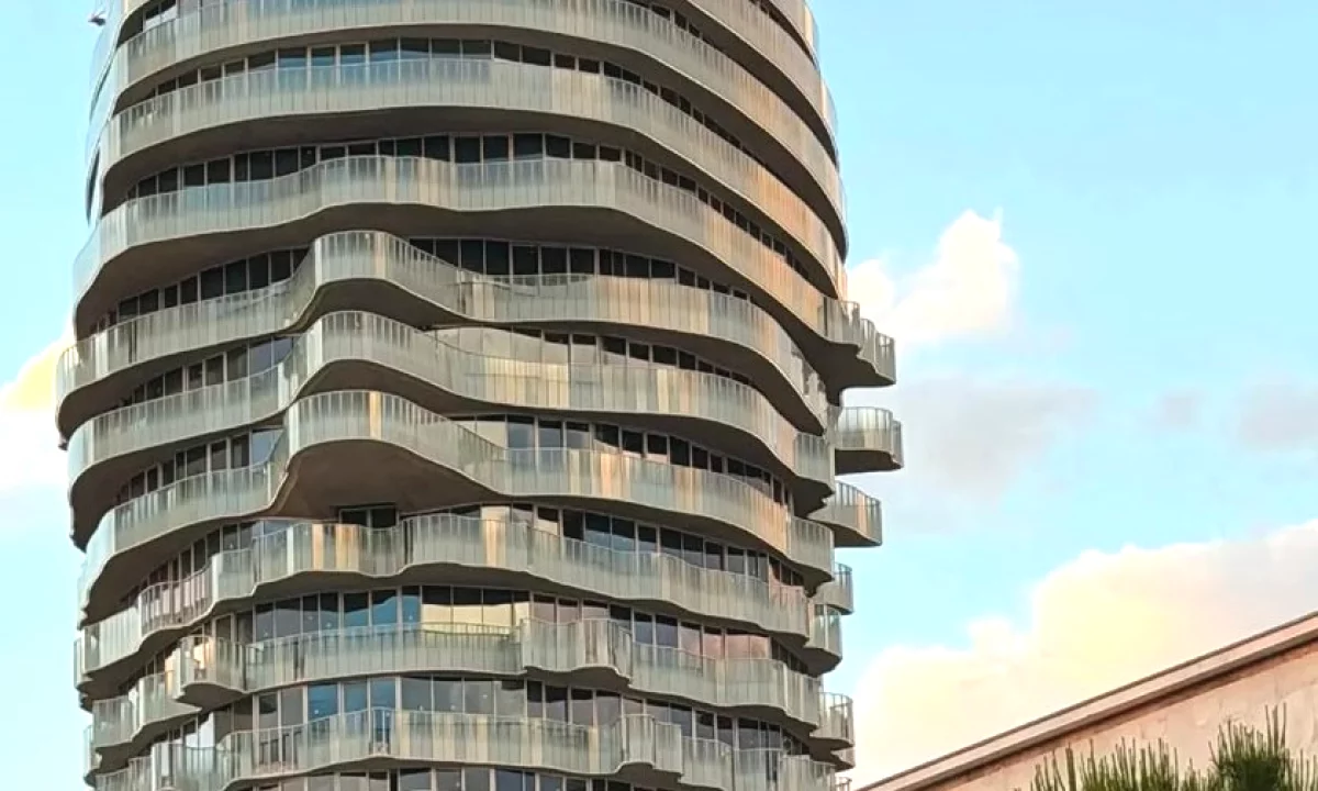 Shtepi ne shitje Apartament ne Tirane, 1+1, Mobilimi Bosh, pa mobiluar, Pagesa 450,000  Euro.