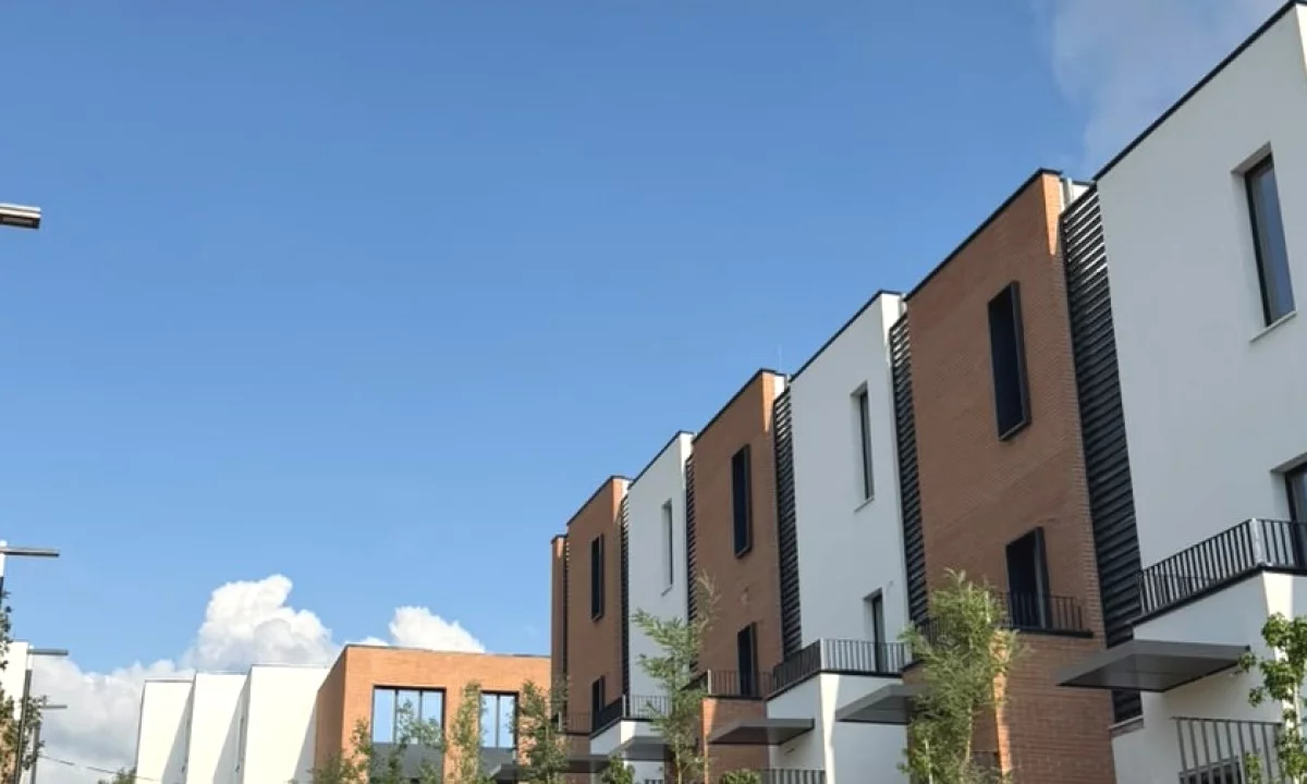 Shtepi ne shitje Duplex(shtepi me 2 kate) ne Tirane, 3+1, Mobilimi Bosh, pa mobiluar, Pagesa 430,000  Euro.