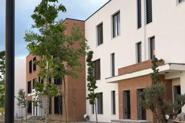 Shtepi ne shitje Duplex(shtepi me 2 kate) ne Tirane, 3+1, Mobilimi Bosh, pa mobiluar, Pagesa 430,000  Euro.