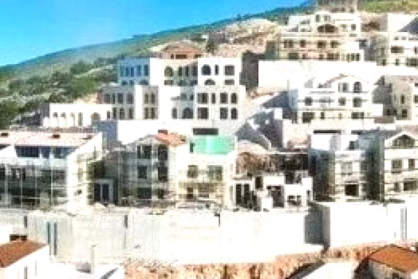 Shtepi ne shitje Apartament ne Himare, 2+1, Mobilimi Bosh, pa mobiluar, Pagesa 447,150  Euro.
