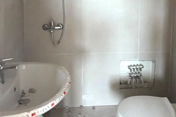 Shtepi ne shitje Apartament ne Tirane, 2+1, Mobilimi Bosh, pa mobiluar, Pagesa 135,000  Euro.