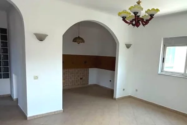Shtepi me qera Apartament ne Tirane, 2+1, Mobilimi Bosh, pa mobiluar, Pagesa 55,000  Leke.