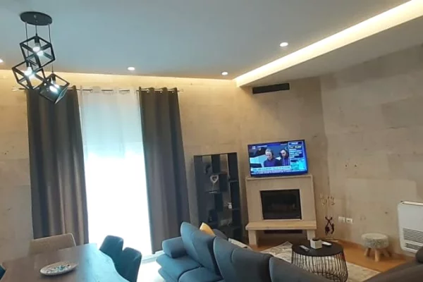 Shtepi me qera 2+1 ne Tirane - 1,100 Euro