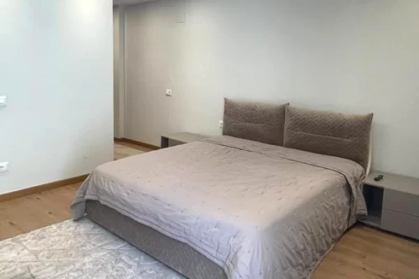 Shtepi me qera Apartament ne Tirane, 2+1, Mobilimi E mobiluar, Pagesa 2,300  Euro.