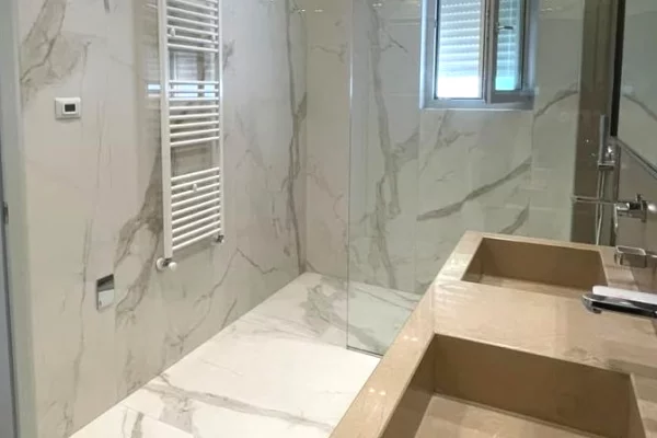 Shtepi me qera Apartament ne Tirane, 2+1, Mobilimi E mobiluar, Pagesa 2,300  Euro.
