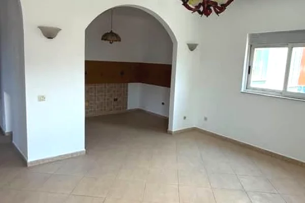 Shtepi me qera Apartament ne Tirane, 2+1, Mobilimi Bosh, pa mobiluar, Pagesa 55,000  Leke.