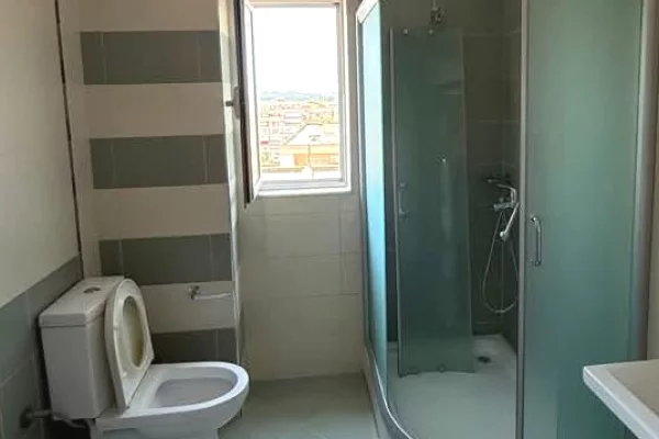 Shtepi me qera Apartament ne Tirane, 2+1, Mobilimi Bosh, pa mobiluar, Pagesa 55,000  Leke.