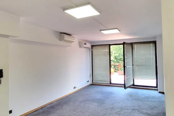 Ambient biznesi me qera 3+1 ne Tirane - 100,000 Leke