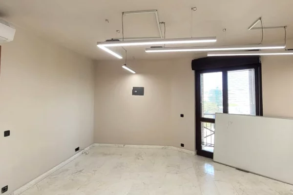 Ambient biznesi me qera 3+1 ne Tirane - 200,000 Leke