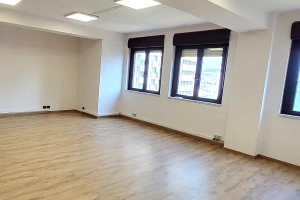 Ambient biznesi me qera 3+1 ne Tirane - 180,000 Leke