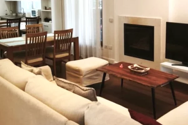 Shtepi me qera Apartament ne Tirane, 3+1, Mobilimi E mobiluar, Pagesa 2,000  Euro.