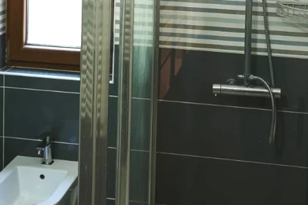 Shtepi me qera Apartament ne Tirane, 3+1, Mobilimi E mobiluar, Pagesa 2,000  Euro.