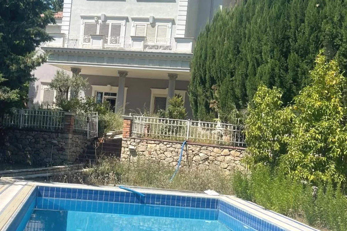 Shtepi ne shitje Vila Luksoze ne Tirane, 6+1, Mobilimi Pjeserisht e mobiluar, Pagesa 76,500,000  Leke.