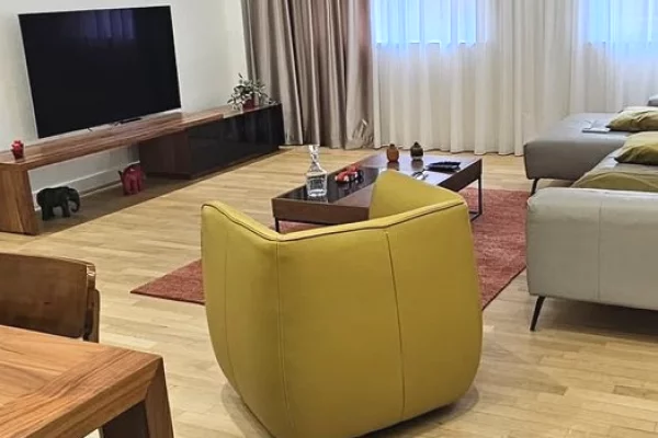 Shtepi me qera Apartament ne Tirane, 3+1, Mobilimi E mobiluar, Pagesa 100  Euro.