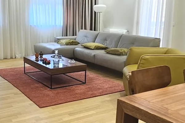 Shtepi me qera Apartament ne Tirane, 3+1, Mobilimi E mobiluar, Pagesa 100  Euro.
